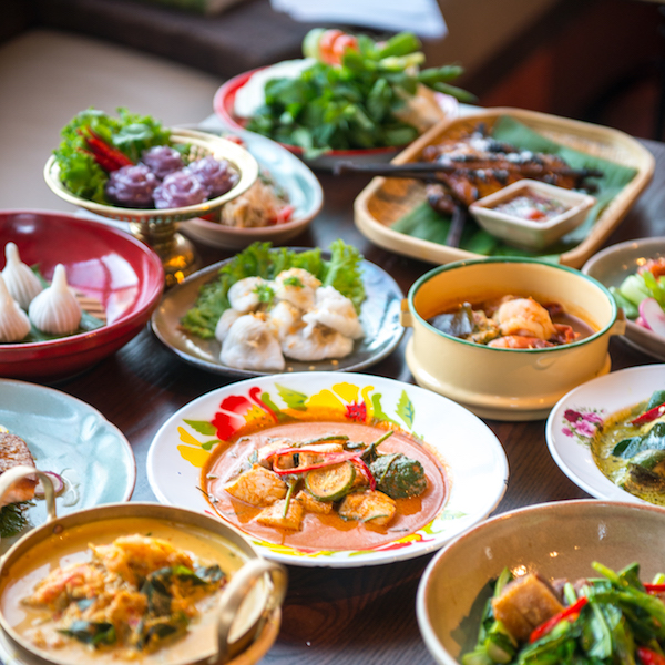 Ein Tisch voller Thai Food